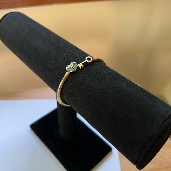 Lucky Brand Heart Lock & Key Hinged Cuff Bracelet - Gold Tone - Picture 2 of 9